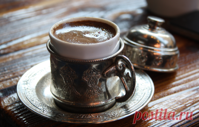 Кофе в турке: секреты варки и лучшие рецепты из разных стран Восток — дело тонкое. Может, именно поэтому приготовление кофе в турке — настоящий ритуал, основанный на неспешности, вдохновении и внимании к мелочам. Рассказываем, как сварить кофе по-восточному.