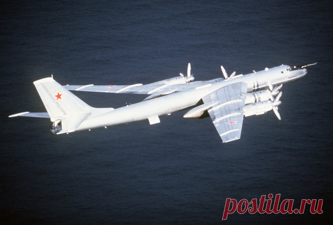 Ту-142МР в полёте. Ту-142 (по классификации НАТО — Bear-F) — советский и российский дальний противолодочный самолёт (ДПЛС). Имел при СССР прозвище "Мясорубка", также, как и 95-е, за огромные противоположного вращения винты.
Изначально предназначался для обнаружения и уничтожения ПЛАРБ противника в районах патрулирования. Фактически в ВМФ применяется для дальней океанской разведки, визуальной или радиотехнической, для дежурства в системе поисково-спасательной службы, и только потом,