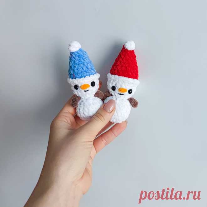 PDF Снеговичок крючком. FREE crochet pattern; Аmigurumi toy patterns. Амигуруми схемы и описания на русском. Вязаные игрушки и поделки своими руками #amimore - плюшевый снеговик к Новому году, новогодний снеговичок в шапочке, маленькие снеговички из плюшевой пряжи.