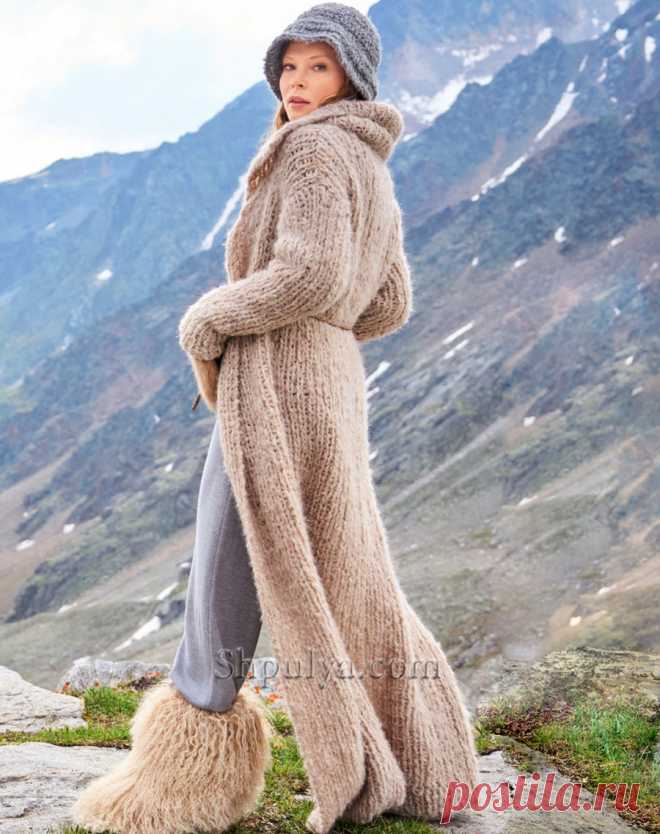 Вы несомненно одержите победу над холодом в этом стильном пальто длиной до щиколоток, связанном резинкой из уютной пушистой пряжи.