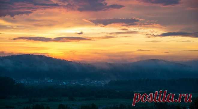 Закат над горами в Миассе, Челябинская область.

© Фото: Владимир Губко
