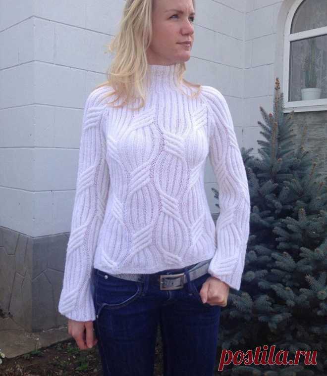 белый пуловер с воротником-стойкой