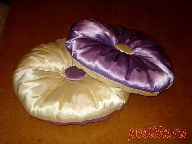 Интересная идея для красивой подушки, шьется легко и просто 
Шьем красивую круглую подушку

Рекомендуется шить такие подушки из 
