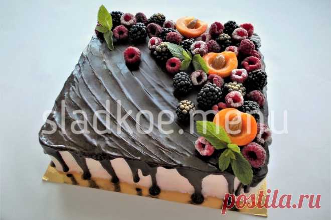 Эклерный торт с ягодами Предлагаю приготовить лёгкий летний торт, состоящий из эклеров, заполненных ягодным крем-муссом, ...