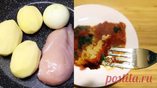 Грудка, картошка и луковица - быстрый ужин на одной сковороде