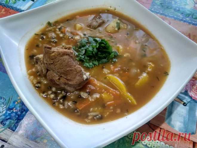 Машхурда (суп из маша) – невероятно сытный и вкусный. Мои мужчины просто обожают - Пир во время езды Блюда восточной, а именно узбекской кухни, это невероятно сытная, красивая и очень вкусная еда. Особенно полюбился в моей семье мясной суп с добавлением маша – Машхурда. Маш – это бобовые, напоминающие чечевицу или мелкий зеленый горошек. Его можно приобрести в любом крупном супермаркете или на рынке, в отделе восточных продуктов и пряностей.  Такой узбекский суп …