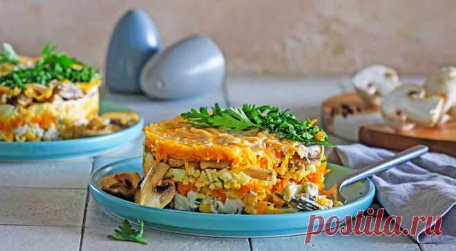 Салат с жареными шампиньонами и курицей. Салат с жареными шампиньонами и курицей давно стал одним из самых популярных праздничных блюд. В рецепте присутствуют только привычные продукты, сочетание которых дает гармоничный вкус. А оригинальная ...