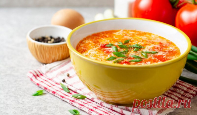 Лёгкий куриный суп со взбитыми яйцами и помидорами