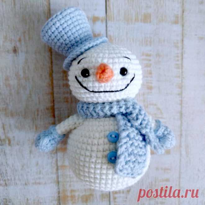 PDF Мини Снеговик крючком. FREE crochet pattern; Аmigurumi toy patterns. Амигуруми схемы и описания на русском. Вязаные игрушки и поделки своими руками #amimore - маленький снеговик к Новому году, новогодний снеговичок в шляпе и шарфике.