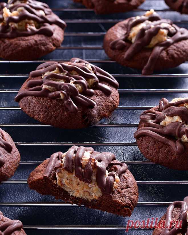 ​Шоколадное печенье с начинкой из орехов и кокосовой стружки.