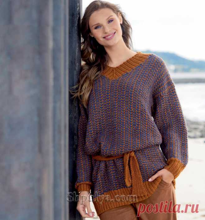 Длинный пуловер свободного силуэта с V-образным вырезом связан спицами двухцветными узкими вертикальными косами из шерсти ламы, мохера и шелка.
