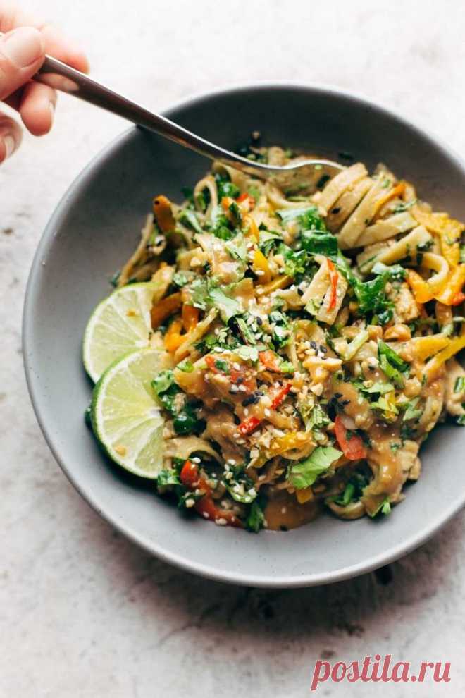 Острый салат с лапшой, овощами и арахисом.