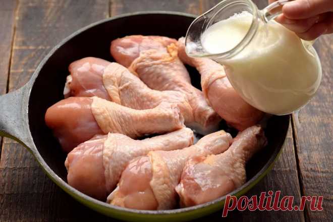 Хрустящие куриные ножки на сковороде Существует достаточно много рецептов приготовления куриных голеней, где отличается, как способ готовки, так и дополнительный ингредиентный состав. Предлагаем интересный рецепт, по которому курица получается необыкновенно вкусной. Голени в целом виде тушим в молоке, которое полностью пропитывает мясо, делает его нежным со сливочным вкусом. Вареную курицу панируем в пряной крошке, затем жарим на сковороде в большом количестве масла. Курин...