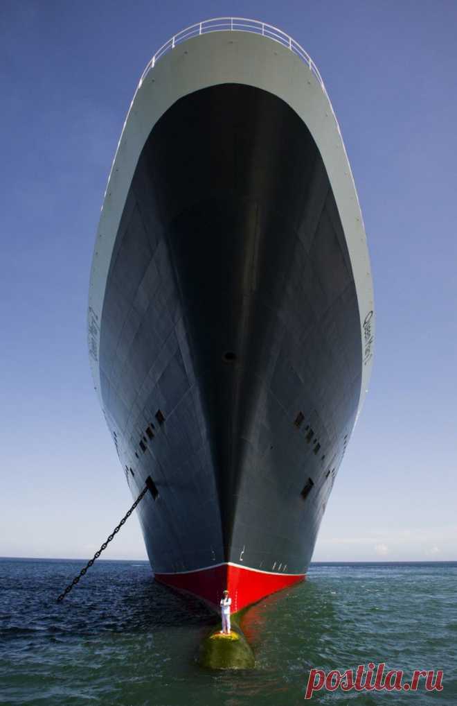 ♦ Корабль Queen Mary-2 является крупнейшим океанским лайнером в мире, его капитан в честь 10-летия судна представил свежий взгляд на его размеры и величественность. (Фото: James Morgan / National Geographic Traveler Photo Contest)