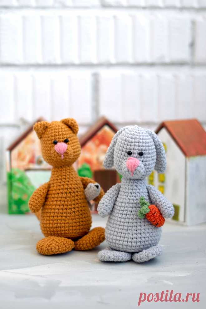 PDF Котик Клаус и зайка Томас крючком. FREE crochet pattern; Аmigurumi animal patterns. Амигуруми схемы и описания на русском. Вязаные игрушки и поделки своими руками #amimore - маленькие зверюшки, зайка и котик, заяц с котом, зайчик, кролик, зайчонок, крольчонок.