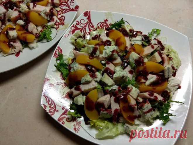 Салат с копченной грудинкой и персиками под смородиновым соусом - рецепт с фото пошагово