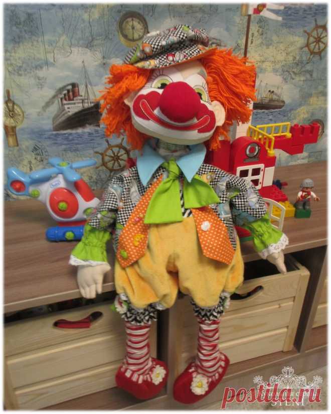 Клоуны сшить. Текстильная кукла клоун. Кукла клоун мастер класс. Сшить клоуна. Интерьерные куклы клоуны.