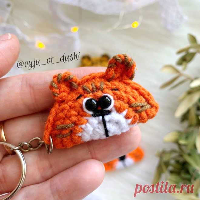 PDF Брелок "Тигровая долька" крючком. FREE crochet pattern; Аmigurumi animal patterns. Амигуруми схемы и описания на русском. Вязаные игрушки и поделки своими руками #amimore - тигр, маленький тигрёнок, котик, кот, кошечка, кошка, котенок.