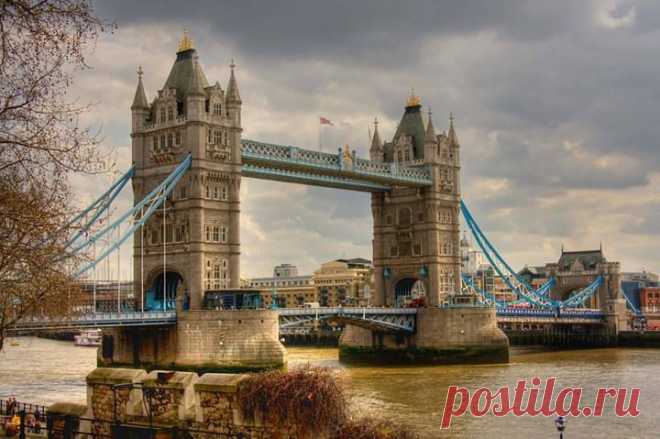 ТАУЭРСКИЙ МОСТ – один из символов Лондона.
 Разводной мост в центре Лондона над рекой Темзой. Он был открыт в 1894 году. 
 Тауэрский мост украшен двумя башнями, которые соединены двумя переходами для пешеходов, поднятыми на высоту 34 метров над проезжей частью и 42 метров над водой. 
С высоты пешеходного перехода перед посетителями открывается потрясающий вид на Лондон ...