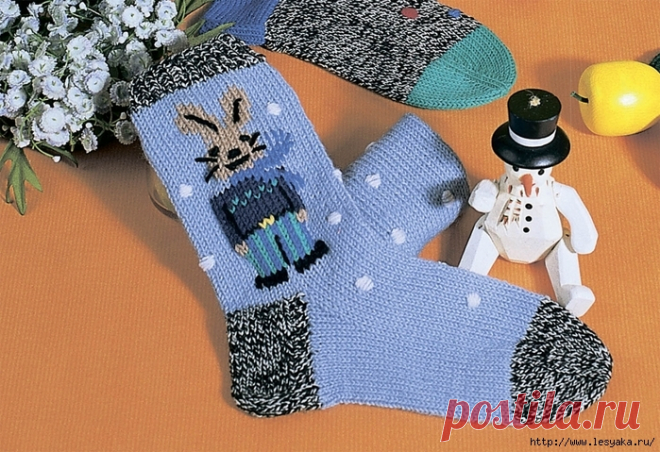 Забавные вязаные носочки с мотивом «Зайчонок в полосатых штанишках»
