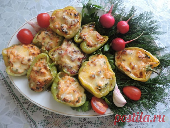 Перец фаршированный курицей с овощами