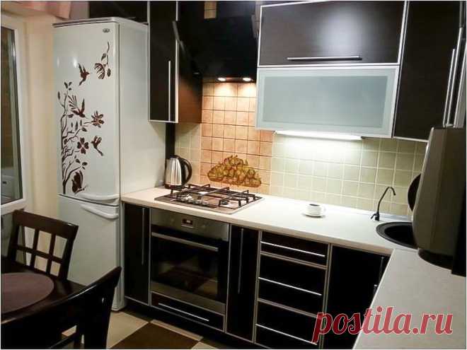 Контрастная кухня 8 кв.м. в современном стиле: уютная обеденная зона и максимум места для хранения