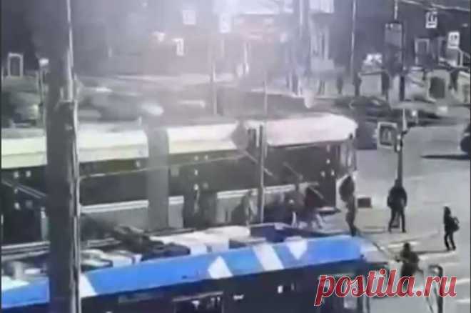 Сбивший пешеходов в Петербурге трамвай оснащен искусственным интеллектом. По предварительным данным, причиной аварии стал отказ тормозов.