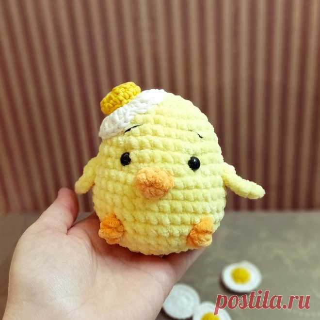 PDF Цыплёнок с яйцом крючком. FREE crochet pattern; Аmigurumi toy patterns. Амигуруми схемы и описания на русском. Вязаные игрушки и поделки своими руками #amimore - маленький цыпленок из обычной пряжи, вязаные цыплята к Пасхе, пасхальное украшение, декор.