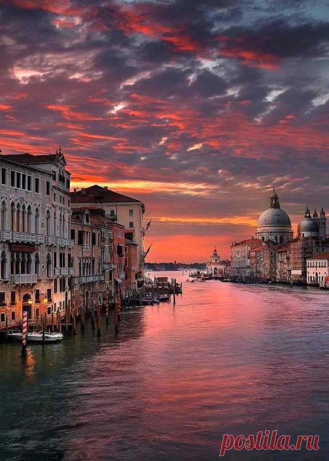 MARAVILLOSO MUNDO Al caer la tarde...Atardecer en Venecia...que parece un cuadro de Tintoretto, uno de sus pintores más grandes...🌹💋🌹