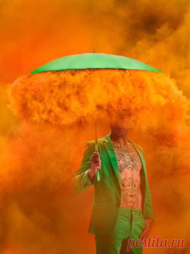 Фотосет из несочетаемых вещей: зонты, мода и дымовые шашки. Осень - время ярких красок!
