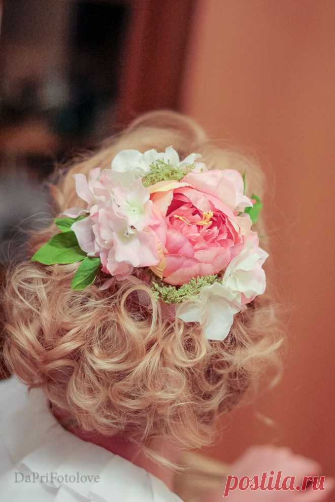 Дорогие невесты, теперь я создаю свадебные  украшения для волос, из искусственных, но самых красивых цветов. Свадебные веночки, заколки. Эксклюзивно, нежно, женственно, красиво.