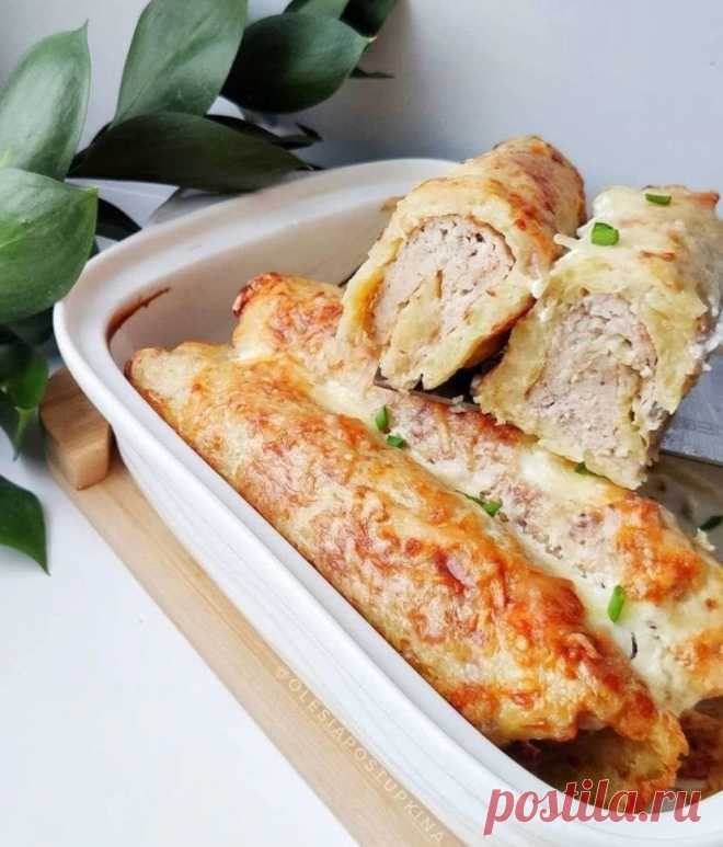 Картофельные трубочки с фаршем
ОСТОРОЖНО! ЭТО ВКУСНО!!!
Ингредиенты:
- 450г картофеля очищенного
- 450г фарша индейки
- 75г лука репчатый
- 3г масла оливкового
- 2 яйца
- 70г муки
- 60г сыра
- соль, перец, специи 

Приготовление:
Приготовим картофельное тесто. 
Трем картофель, добавляем к нему муку, яица, соль, перец, 40г тертого сыра и 40г тертого лука. 
Печем из него блины на сковороде. 
Можно уже есть прям так со сметаной)).

Фарш смешиваем с солью, перцем и оставшимся ...