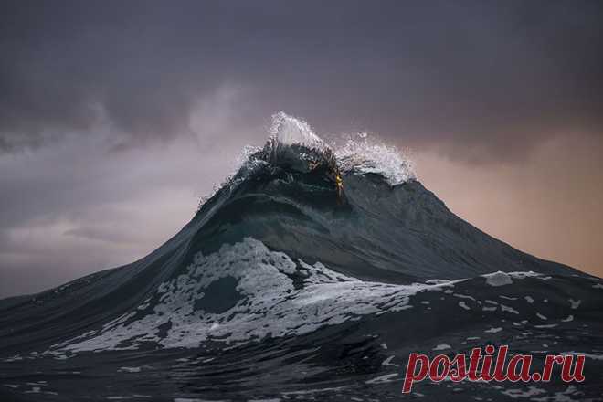 Застывшие морские горы: фотографу удалось запечатлеть море в его самом впечатляющем состоянии