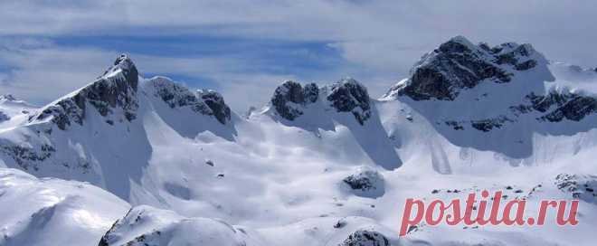 Фејсбук
Minin Bogaz (2398 m), Lučin Vrh (2396 m) and Bobotov Kuk (2523 m) from the summit of Čvorov Bogaz (2152 m), DURMITOR range, Montenegro.