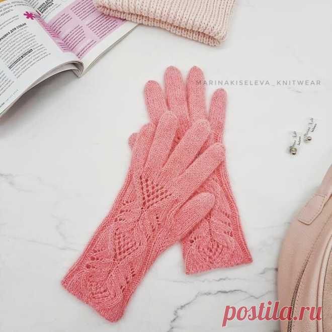 Ажурные перчатки Лотос lotus_gloves от Марины marinakiseleva_knitwear
Можно приобрести описание для вязания этих перчаток у автора Марины (ее страничку можно найти в Instagram), если Вы ни разу их не вязали и сомневаетесь, что без подробного МК не сможете освоить технологию их вязания. Но, думаю, что можно и самостоятельно освоить вязание перчаток. Во всяком случае, я смогла освоить вязание перчаток по описанию, которое дано было в каком-то журнале (будучи совсем еще молод...