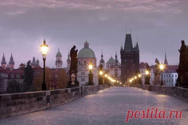 Карлов мост-являет собой настоящий символ Праги и одновременно связующее звено между Старым Городом и Малой Стороной. На знаменитом мосту тоже есть место, где можно загадать желание. История у него мрачная: именно отсюда вроде был сброшен в реку мешок с телом святого Яна Непомуцкого, что отмечено на мосту крестом и двумя медными гвоздями.