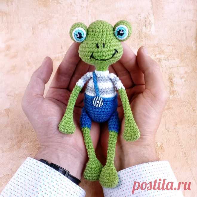 PDF Лягушка Элис крючком. FREE crochet pattern; Аmigurumi animal patterns. Амигуруми схемы и описания на русском. Вязаные игрушки и поделки своими руками #amimore - Лягушка, лягушонок.