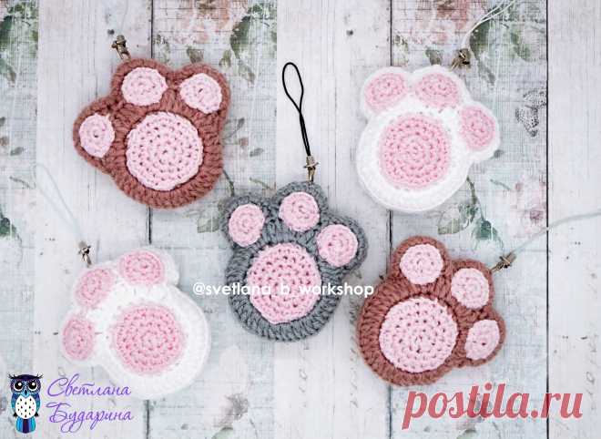 PDF Брелок Кошачьи Лапки. FREE amigurumi crochet pattern. Бесплатная схема и описание вязания игрушки амигуруми крючком. Вяжем игрушки своими руками! Кот, котик, кошечка, кошка, cat, kitten, kätzchen, kater, katze, kot. #амигуруми #amigurumi #amigurumidoll #amigurumipattern #freepattern #freecrochetpatterns #crochetpattern #crochetdoll #crochettutorial #patternsforcrochet #вязание #вязаниекрючком #handmadedoll #рукоделие #ручнаяработа #pattern #tutorial #häkeln #amigurumis #diy #tutorialcrochet