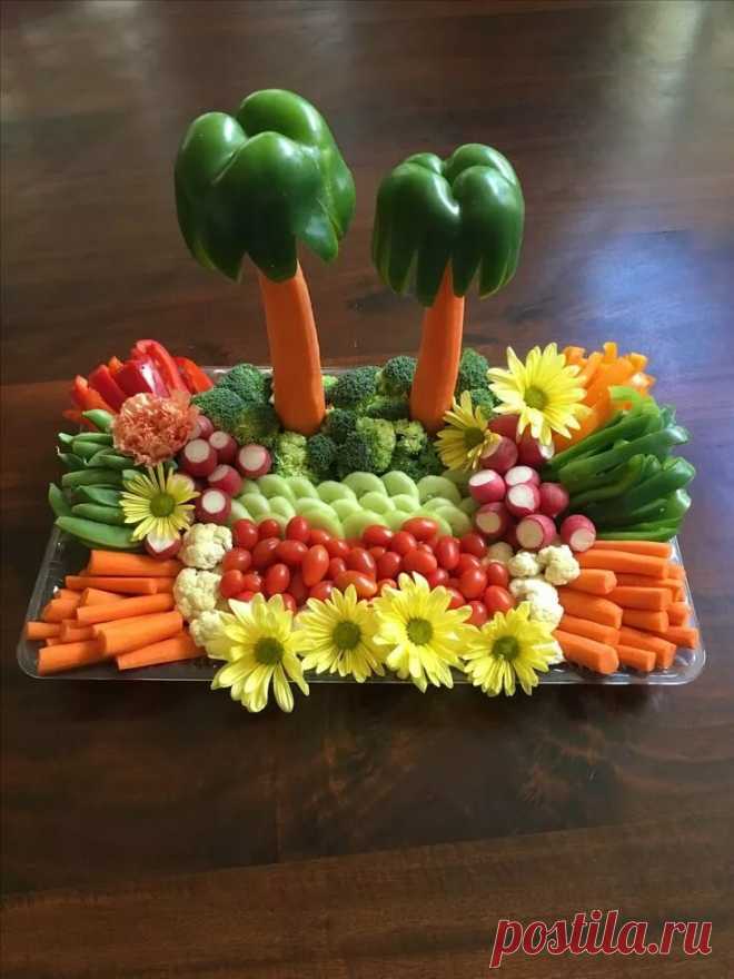 «Luau Veggie Tray Party tray Идеи для блюд, Блюда из фруктов и Фигурная нарезка овощей» — карточка пользователя Надежда С. в Яндекс.Коллекциях