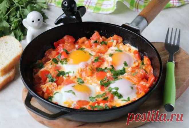 Яичница С Помидорами И Болгарским Перцем Яичница с помидорами и болгарским перцем. Готовится в два шага: сначала готовится овощной соус, а затем вбиваются яйца и жарятся.