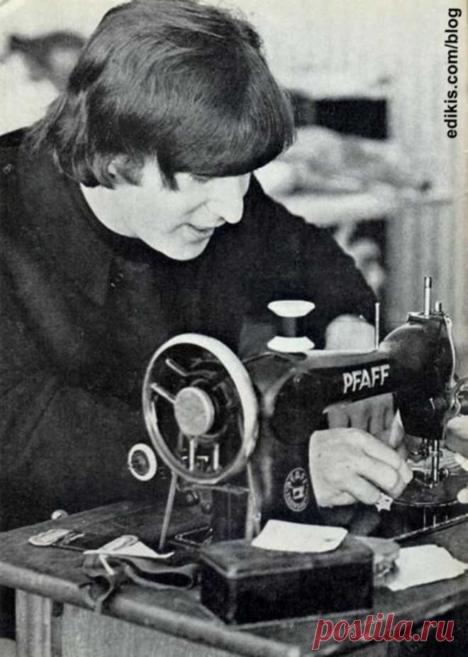 Джон Леннон за швейной машинкой