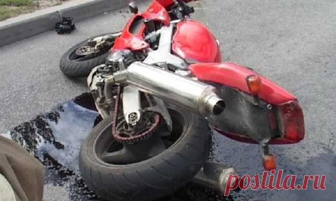 В Краснодаре мотоциклист с пассажиркой врезался в бордюр