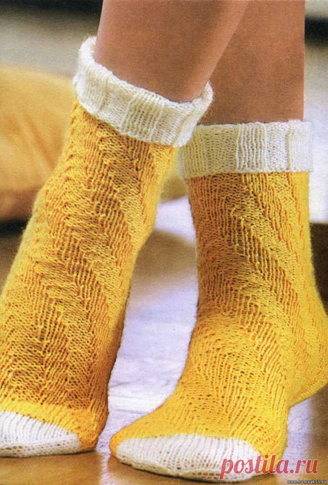 Жёлто - белые носочки спицами по спирали | «Хомяк55.ру» сайт о вязании