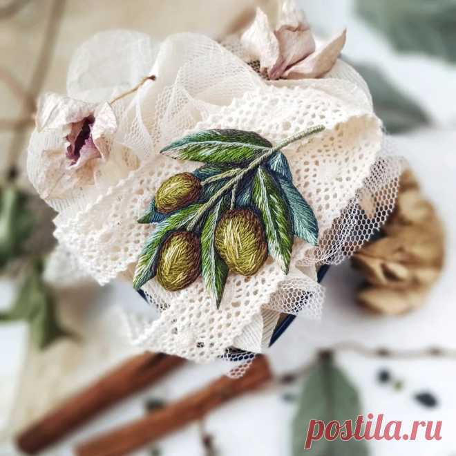 Купить вышитую женскую брошь Олива от Yana Zakharova Embroidery | Mellroot