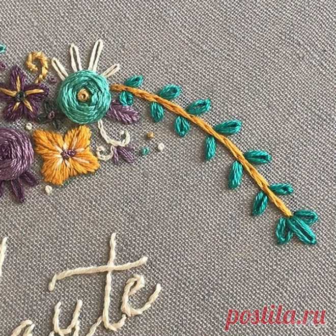 𝕥𝕙𝕣𝕖𝕒𝕕𝕪 𝕡𝕦𝕝𝕤𝕖 𝕖𝕞𝕓𝕣𝕠𝕚𝕕𝕖𝕣𝕪 в Instagram: «Tiny French knots using one strand of thread to add a little texture to this border. Music by Jeff Kaale. Happy Friday y’all! New hoop on…»