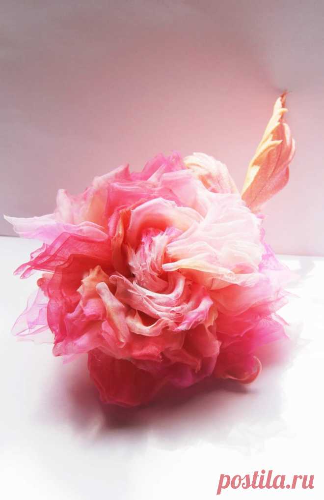 Яркая, нежная роза сделана из натурального шелка- шифона. Воздушная, легкая, невероятно пышная. Здесь яркая палитра цветов, и ярко розовый, и коралл, и золотистый. Листики двухстороннии, на одной стороне матовый, с другой радужный перламутровый цвет. Возможно сделать в любом тоне, под цвет платья. Размеры и диаметр розы обсуждается.
