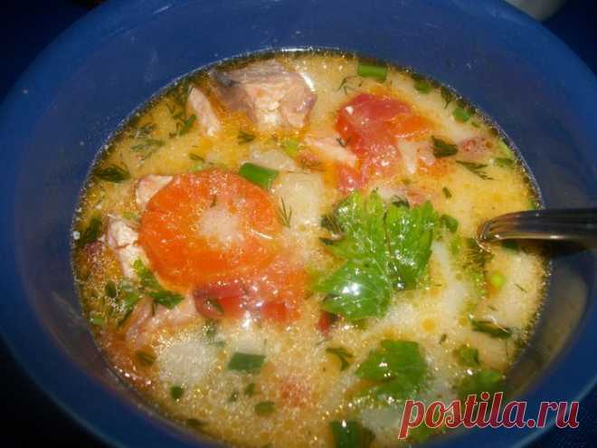 Рыбный суп, с семгой , креветками и сливками.