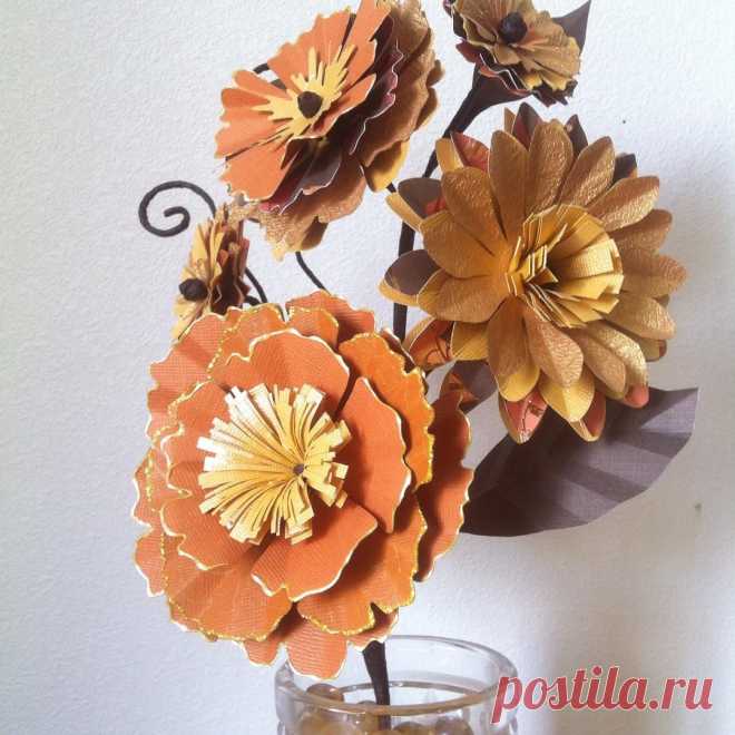 Orange you glad I made you some flowers? :D #etsy #paper #flowers #handmade #paperflowers #paperflower #orange #gold #emerald #art #design #emeraldartdesign #love #bouquet #decor #decorating #housedecor #flower #flowerstagram #floweroftheday #flowersofinstagram #vase