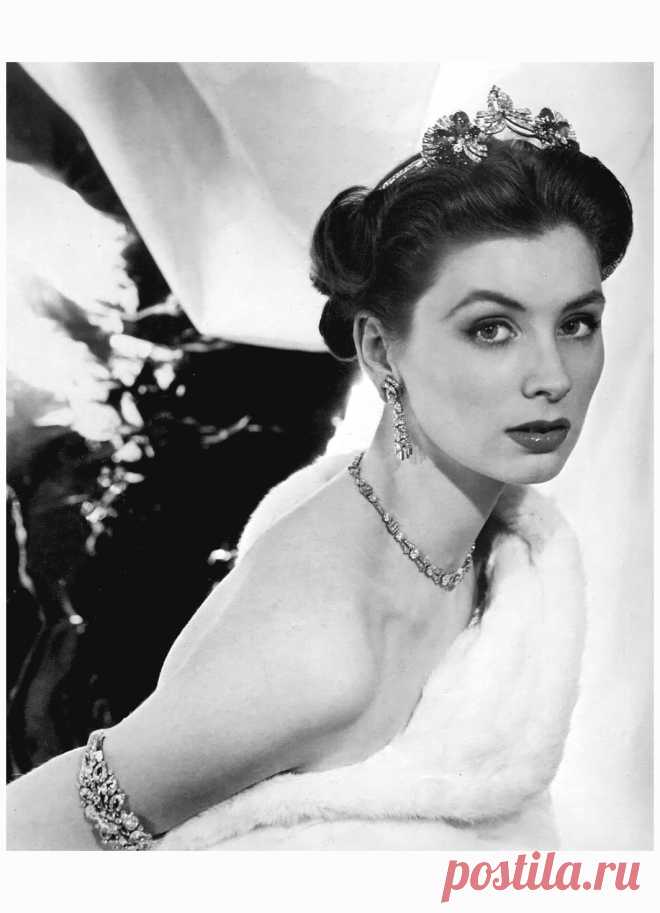 Suzy Parker for Mauboussin, 1953

Photo Henry Clarke