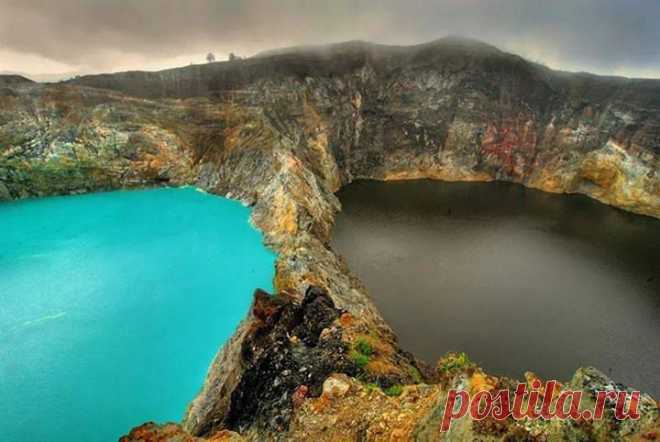 Гора Келимуту с ее цветными озерами в кратере является одним из самых удивительных естественных феноменов в мире. Самое интересное в этих озерах то, что они меняют